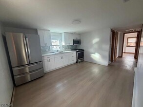 6 Oakwood Pl in North Brunswick, NJ - Building Photo - Building Photo