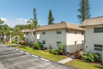 Royal Bay Villas in Naples, FL - Foto de edificio - Building Photo