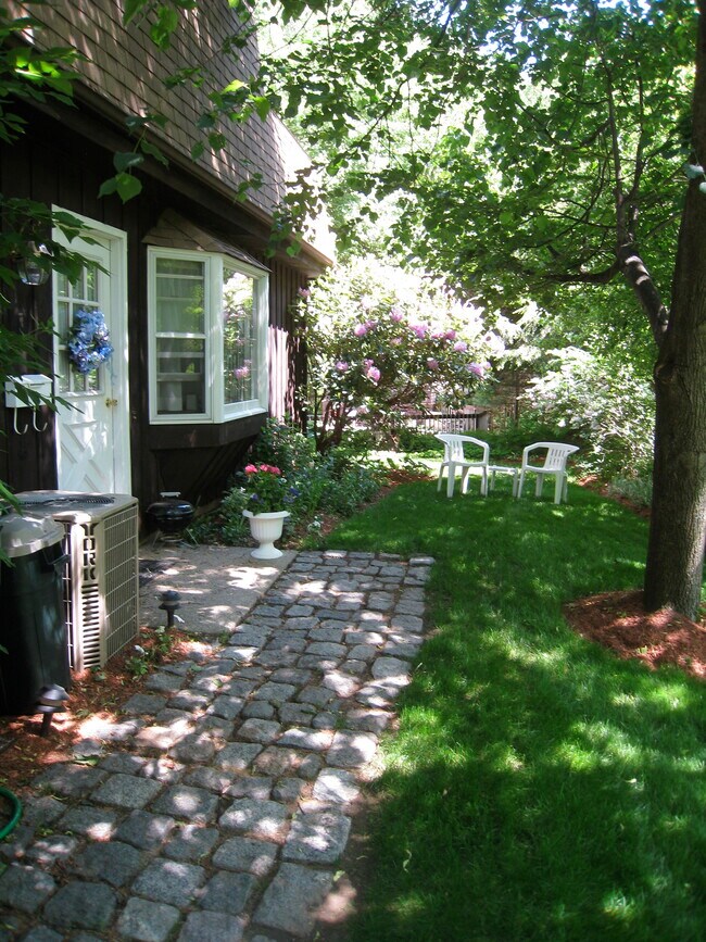 8 Revolutionary Ridge Rd Rentals in Bedford, MA