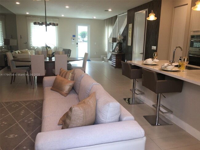 6675 NW 102nd Path in Doral, FL - Building Photo - Building Photo