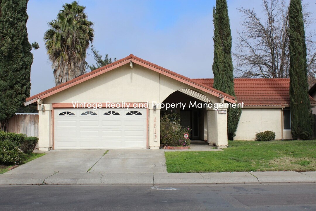 1619 Venetian Dr in Stockton, CA - Building Photo