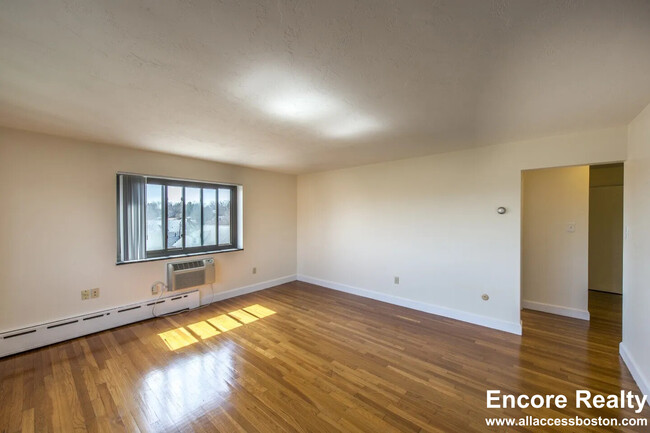 880 Massachusetts Ave, Unit 1 BED VERY CLEANNN in Arlington, MA - Foto de edificio - Building Photo