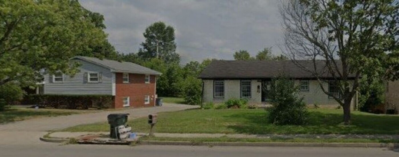 1766 Russell Cave Rd in Lexington, KY - Building Photo