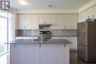 12 Fish Dr in Aurora, ON - Building Photo - Building Photo