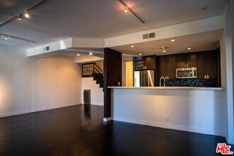 1351 N Curson Ave-Unit -201 in Los Angeles, CA - Building Photo - Building Photo