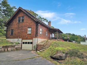 698 Leetes Island Rd in Branford, CT - Building Photo - Building Photo
