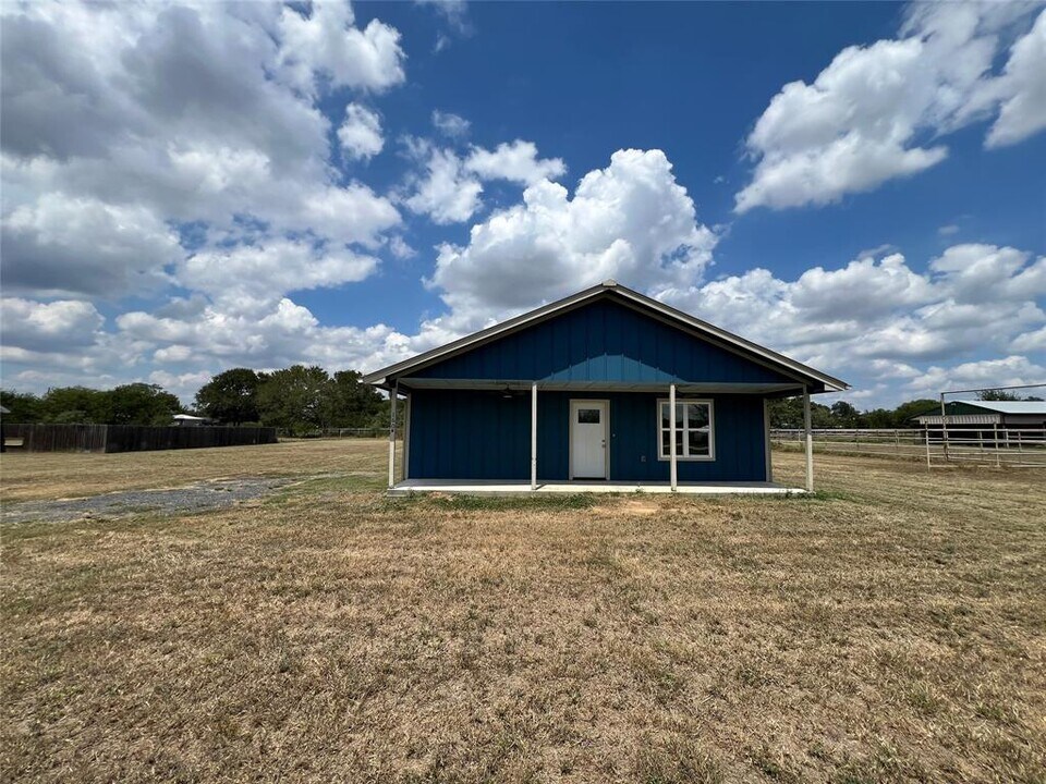 160 Columbus St in McDade, TX - Building Photo