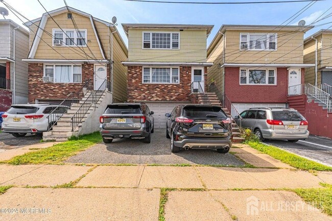 15 Dino Dr in Keasbey, NJ - Building Photo - Building Photo