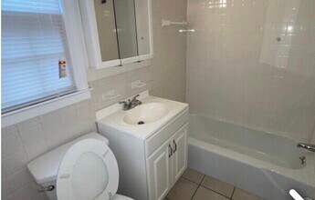 81 Charter Oak St, Unit D in Manchester, CT - Building Photo - Building Photo