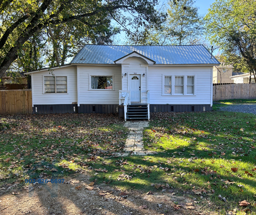 302 E Houston St in Linden, TX - Building Photo