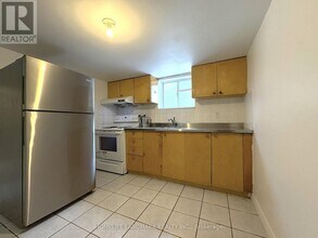 9 Lamont Ave in Toronto, ON - Building Photo - Building Photo