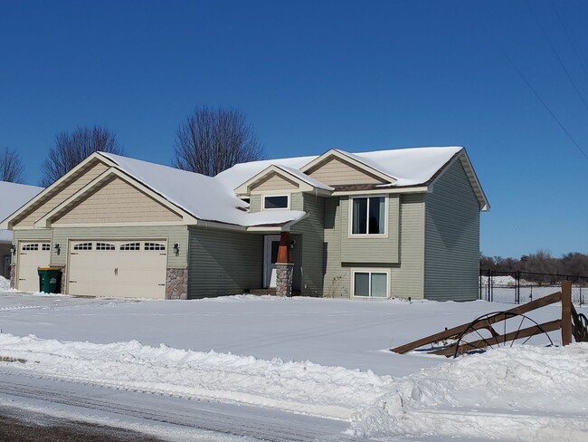 1283 Blue Jay Pl in New Richmond, WI - Building Photo - Building Photo