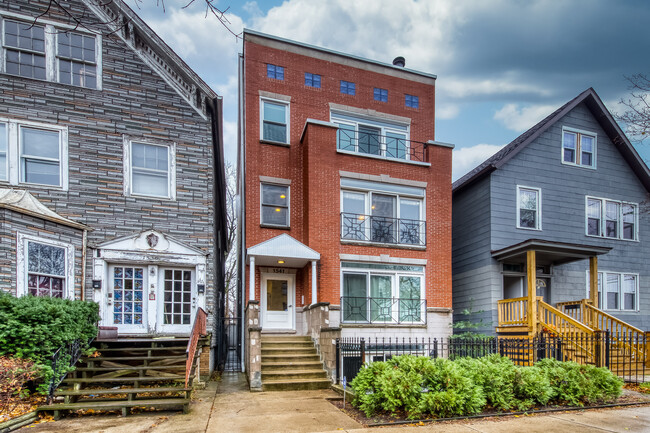 property at 1541 W Roscoe St