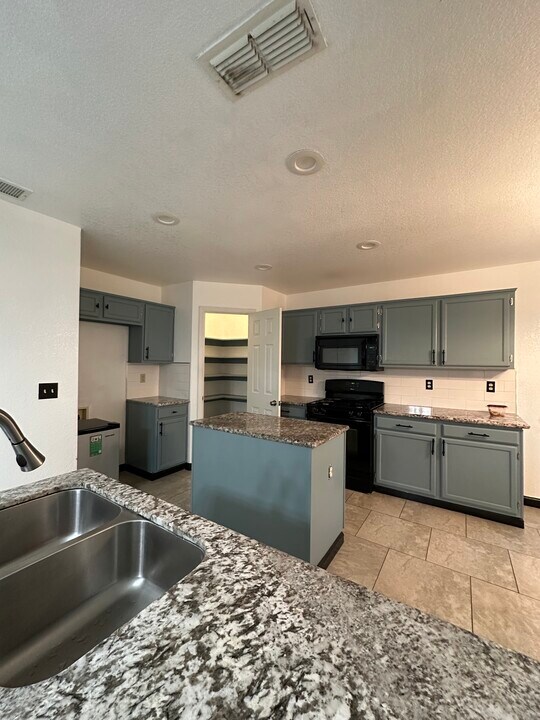 2404 S Fresno Ave in Stockton, CA - Building Photo