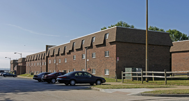 Aqua Vista Apartments in Newport News, VA - Building Photo - Building Photo