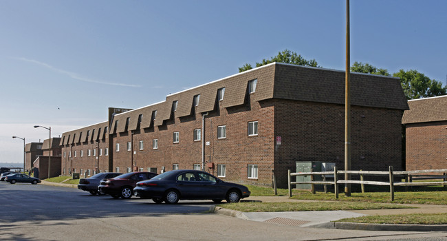 Aqua Vista Apartments in Newport News, VA - Building Photo - Building Photo