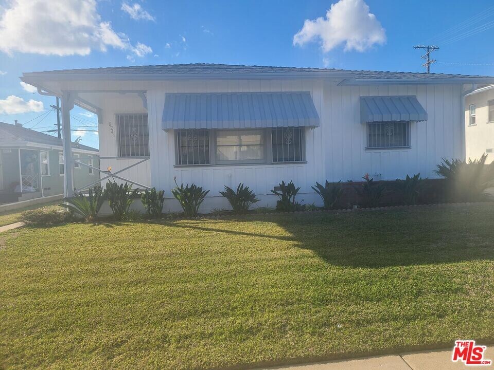 6243 S Fairfax Ave in Los Angeles, CA - Building Photo