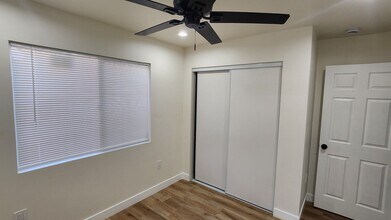 208 E 84th St, Unit 1 Qtr in Los Angeles, CA - Foto de edificio - Building Photo