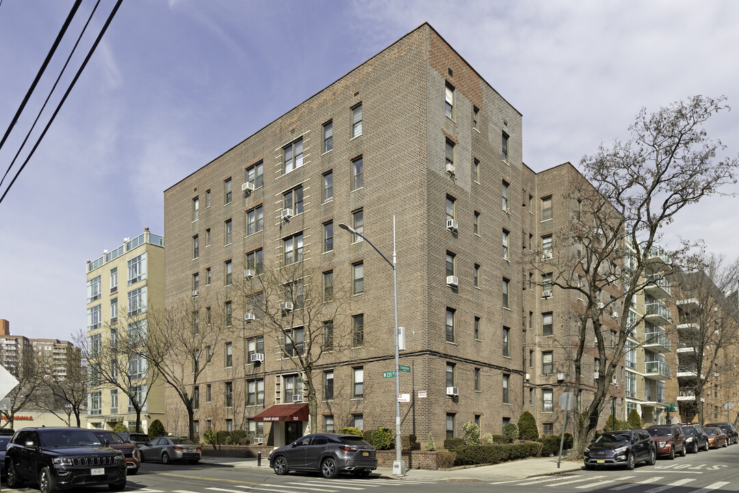 525 W 235th St in Bronx, NY - Building Photo