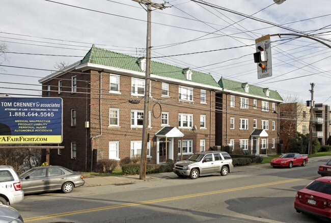 2325-2331 Brownsville Rd in Pittsburgh, PA - Foto de edificio - Building Photo