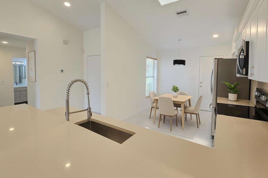 5622 Royal Lake Cir, Unit A in Boynton Beach, FL - Building Photo