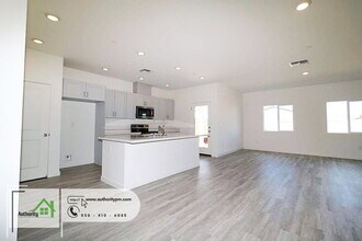 2141 Hilltop Dr in Redding, CA - Building Photo - Building Photo