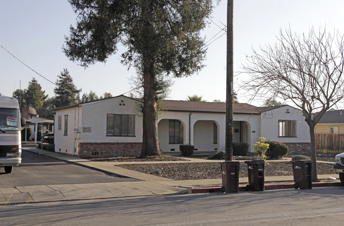 251 Blossom Way in Hayward, CA - Foto de edificio