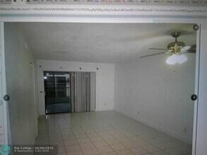 3199 Foxcroft Rd in Miramar, FL - Foto de edificio - Building Photo