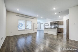 3918 Dickinson Ave in Aubrey, TX - Foto de edificio - Building Photo