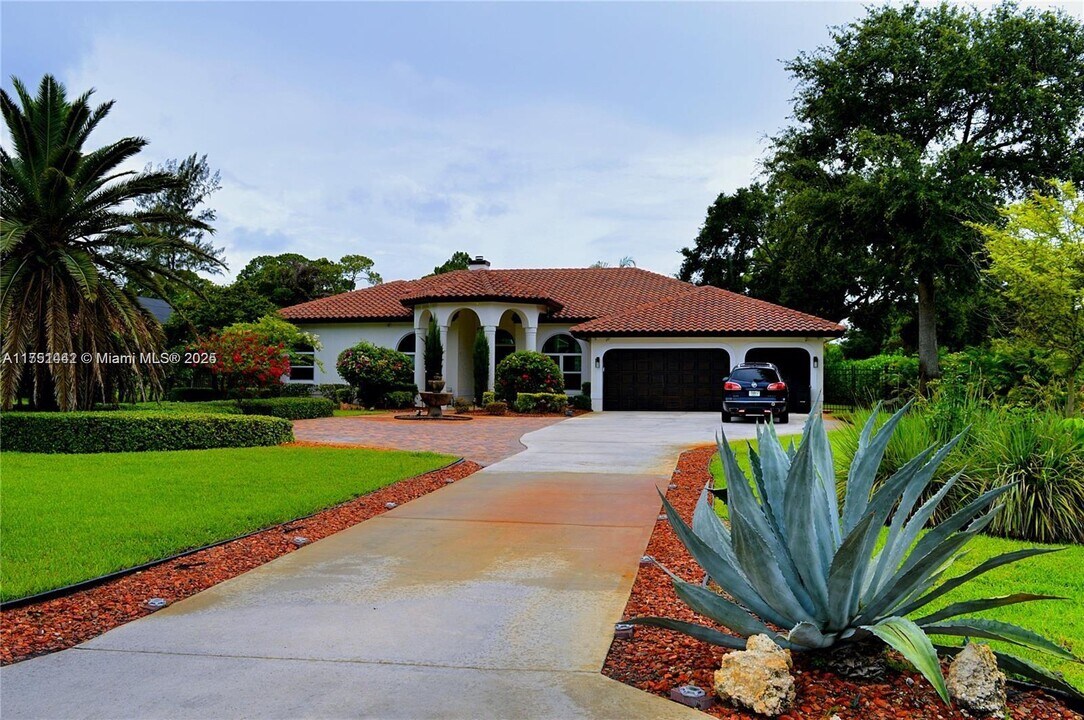 6963 NW 66th Ave in Parkland, FL - Foto de edificio
