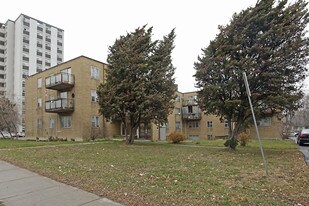 2437 Hurontario St in Mississauga, ON - Building Photo