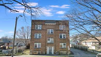 White Apartments in Kansas City, MO - Foto de edificio - Building Photo