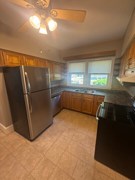 366 Lowell St in Manchester, NH - Building Photo