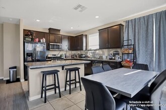 1104 Greenbrier Dr in Hanford, CA - Building Photo - Building Photo