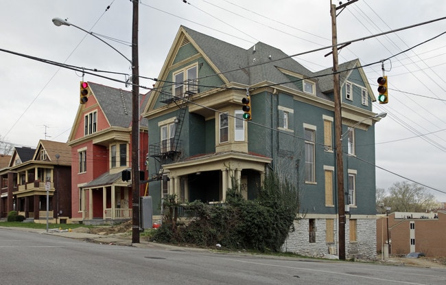2667-2669 Highland Ave in Cincinnati, OH - Building Photo - Building Photo