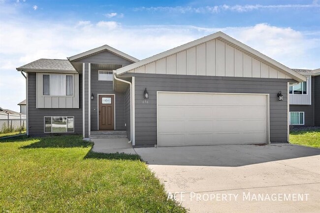 656 Boswell Blvd in Box Elder, SD - Foto de edificio - Building Photo