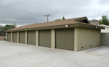 2619 Santa Ana Ave in Costa Mesa, CA - Foto de edificio - Building Photo