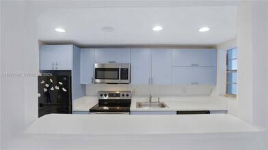 1340 Lincoln Rd in Miami Beach, FL - Building Photo - Building Photo