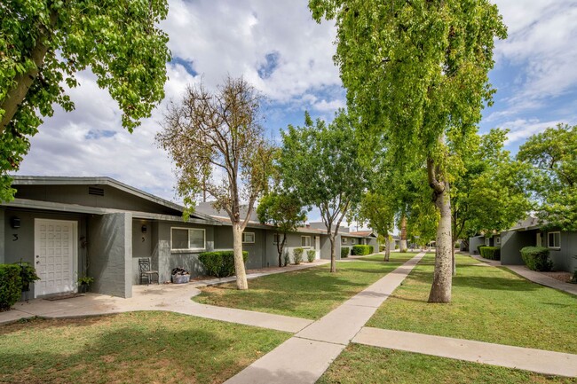 Oasis Apartments in Phoenix, AZ - Building Photo - Interior Photo