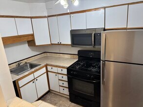 7420 Lakeview Dr, Unit 207 in Bethesda, MD - Foto de edificio - Building Photo