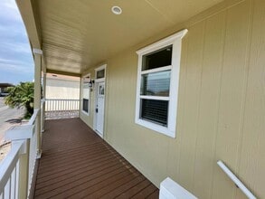 33 Magnolia Via in Anaheim, CA - Building Photo - Building Photo