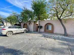 585 E Cottonwood Rd in Palm Springs, CA - Building Photo - Building Photo