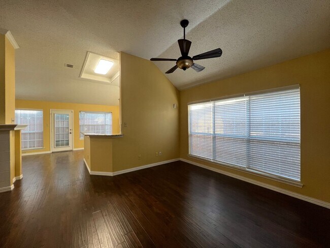 364 Arbor Ln in Euless, TX - Building Photo - Building Photo