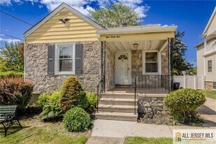 145 Willow St in East Brunswick, NJ - Building Photo