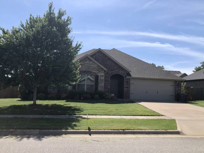 337 N Sabine Pass Rd in Fayetteville, AR - Foto de edificio - Building Photo