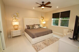 262 Indies Dr E, Unit 101 in Naples, FL - Building Photo