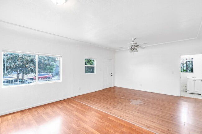 321 E 84th St in Los Angeles, CA - Building Photo - Building Photo