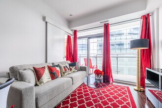 127 Bremner Blvd in Toronto, ON - Building Photo - Building Photo