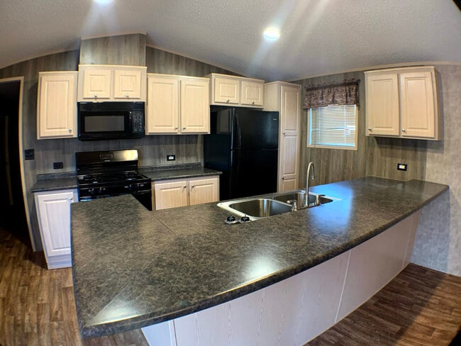 4842 SW Topeka Blvd in Topeka, KS - Foto de edificio - Building Photo