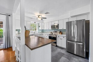 381 Zenith Ln in North Palm Beach, FL - Building Photo